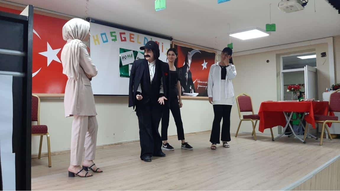 Öğrencilerimizin Türkçem Eyvah İsimli Tiyatro Oyunu İzleyenlerden Tam Not Aldı